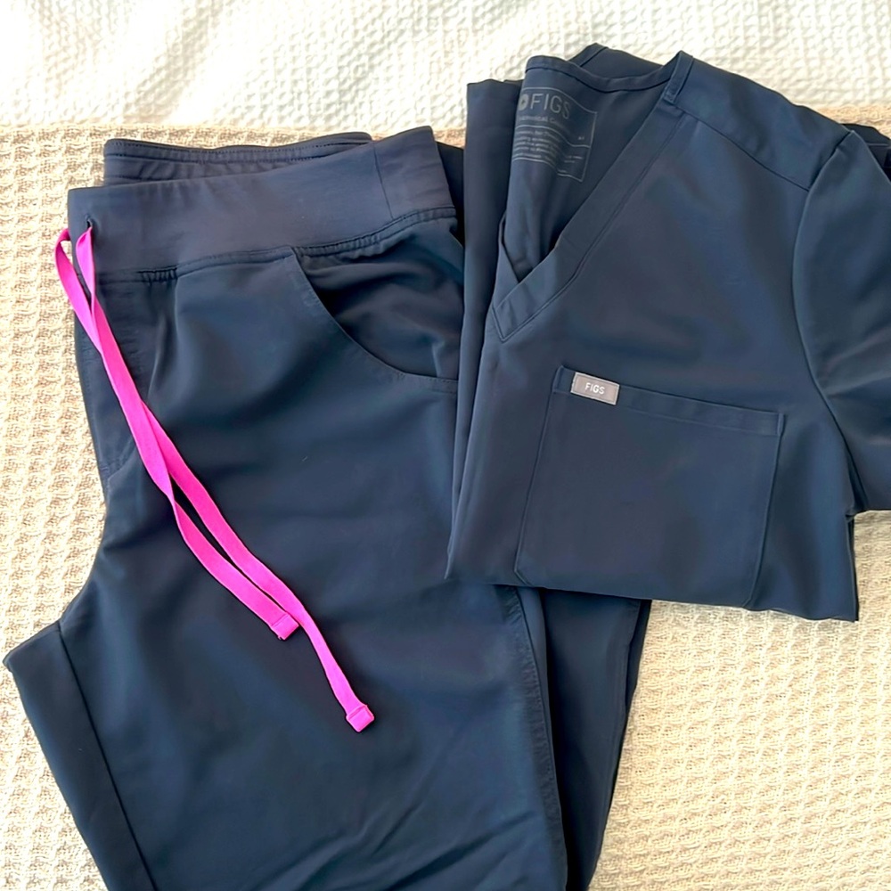 FIGS medium limited edition set. Catarina top & kade bottoms